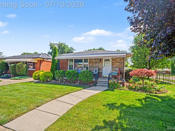 24804 Rosalind Ave, Eastpointe, MI 48021
