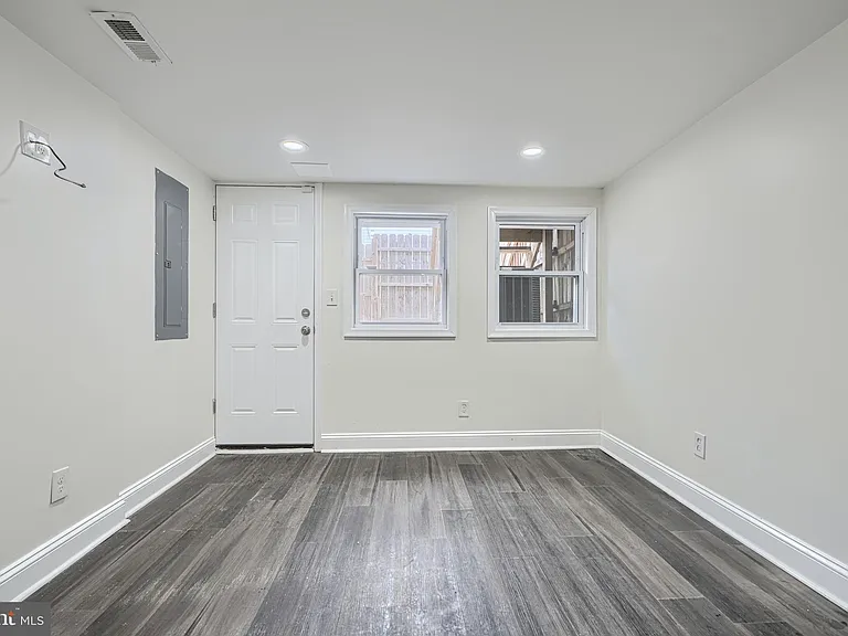 404 N Robinson St — Photo 22