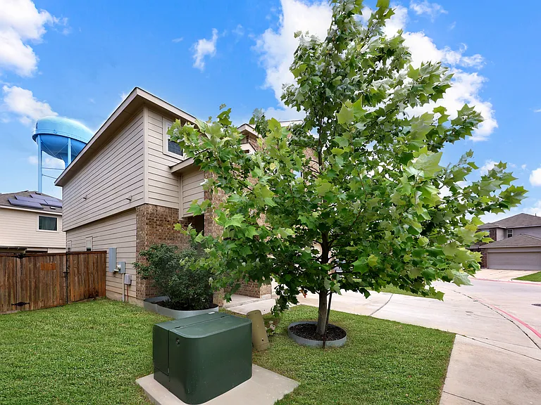1100 Jackson Ln — Photo 2
