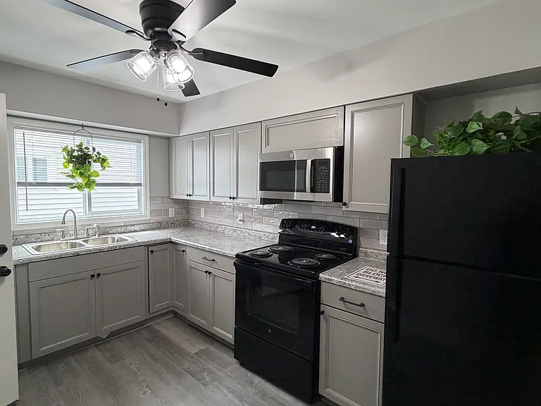 4517 Douglas Rd — Photo 3