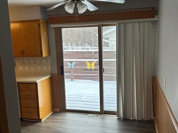 4th image of 404 3rd St NE