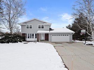 S86W27635 Lakeview Ln, Mukwonago, WI 53149