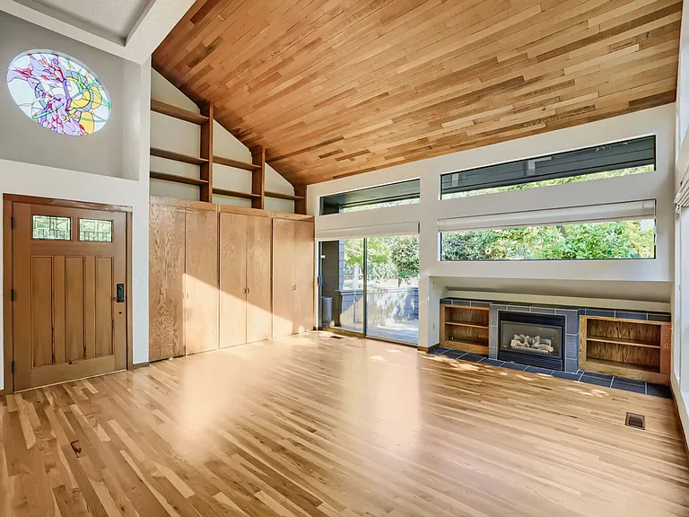 2532 E McGraw St — Photo 3