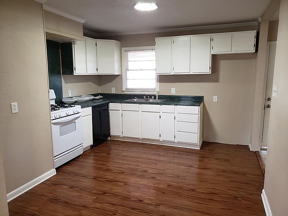 5th image of 1604 Leslie St