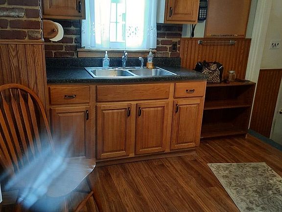 3rd image of 624 Cedar St