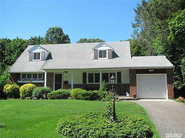 1st image of 8 Bellaire Dr