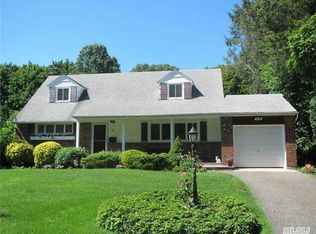 8 Bellaire Dr, Huntington, NY 11743