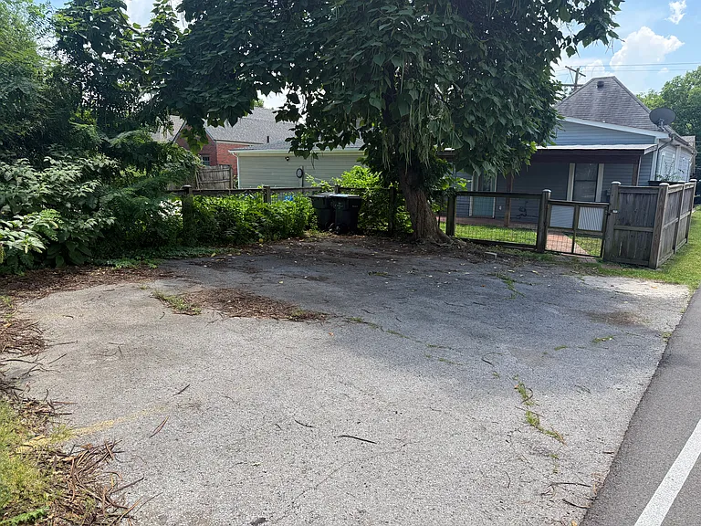 461 E Maxwell St — Photo 27