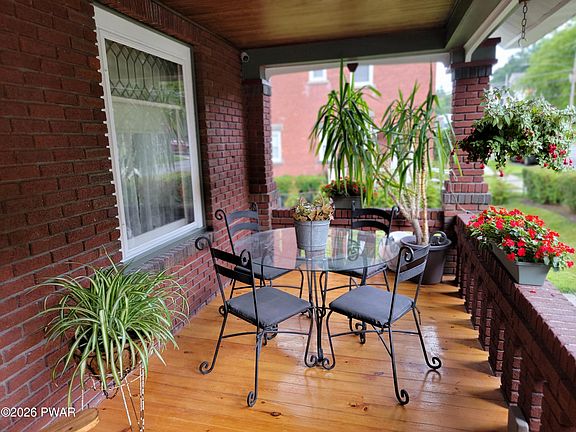 5th image of 411 Spring St