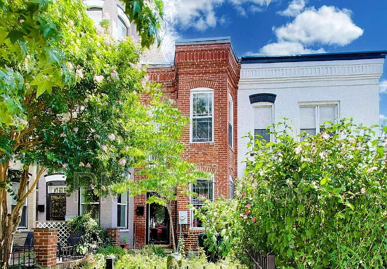 821 12th St NE — Photo 2