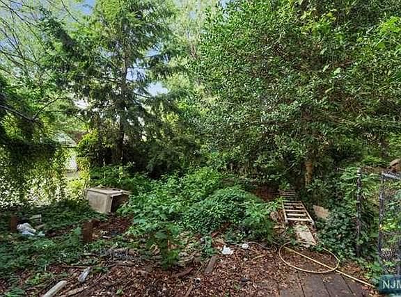 5th image of 418 William St