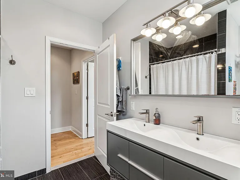 1930 Wharton St — Photo 17