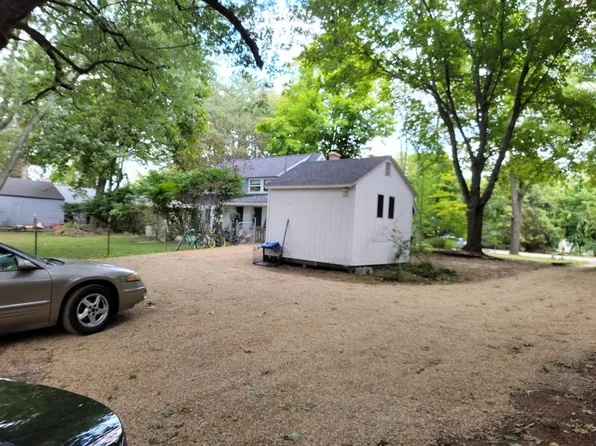 4240 Oakland Dr, Kalamazoo, MI 49008