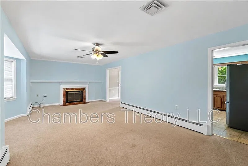 4 bed, 2.0 bath, 3200 sqft, $3,150 — Photo 4