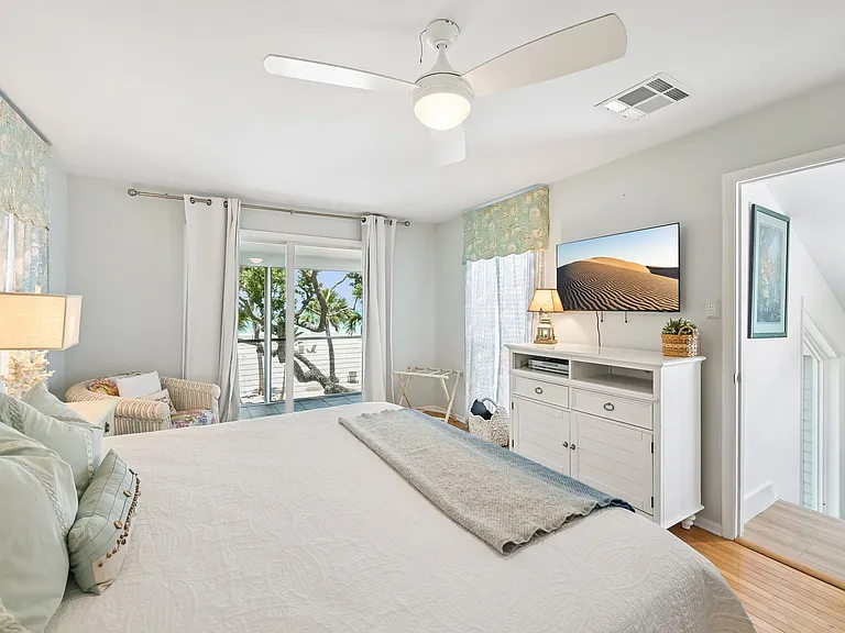 Guest bedroom 1/king bed/balcony with a view