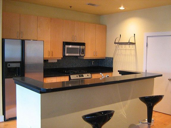 Modern kitchen with island/bar