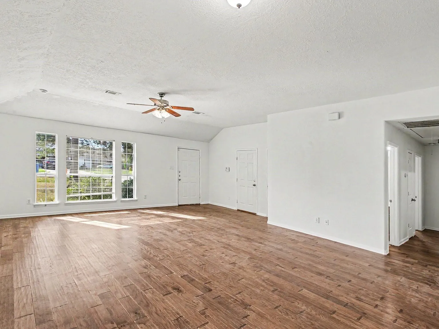 3 bed, 2.0 bath, 1320 sqft, $1,595 — Photo 2