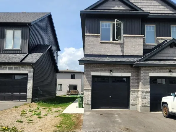 32 Dun Skipper Dr, Ottawa, ON K1X 0J3