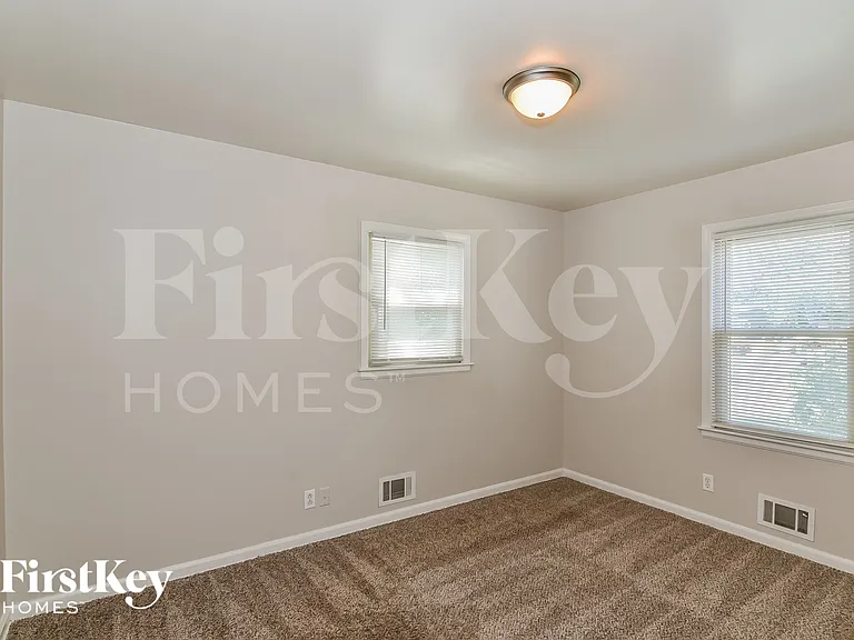 307 NE Arlington Cir — Photo 8