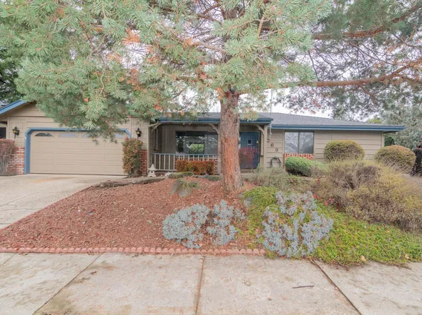 963 NE 11th St, Grants Pass, OR 97526