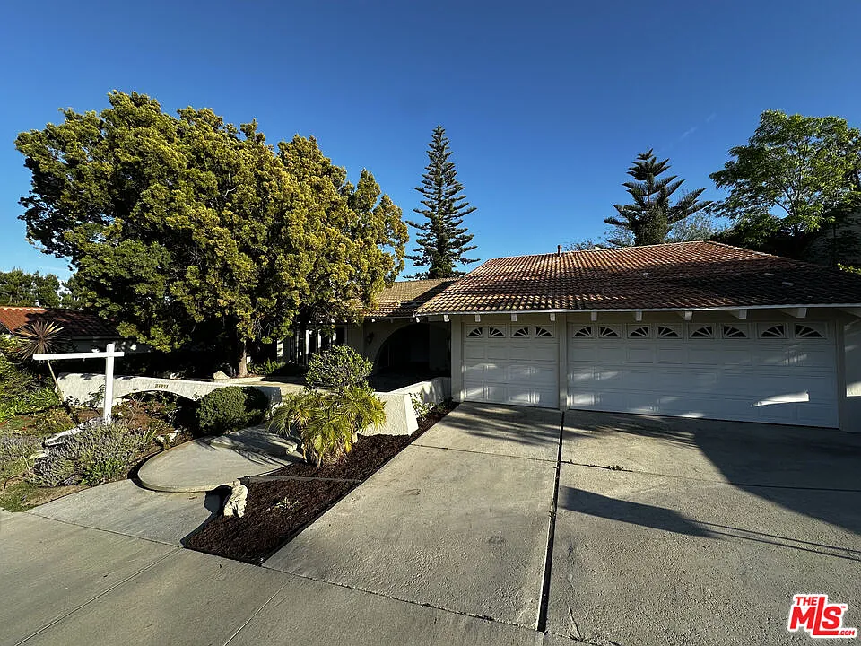3 bed, 2.0 bath, 2063 sqft, $6,500 — Photo 2
