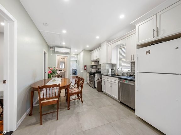 5th image of 166 Victor St Unit 1