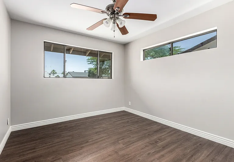 352 E Beatryce St — Photo 19