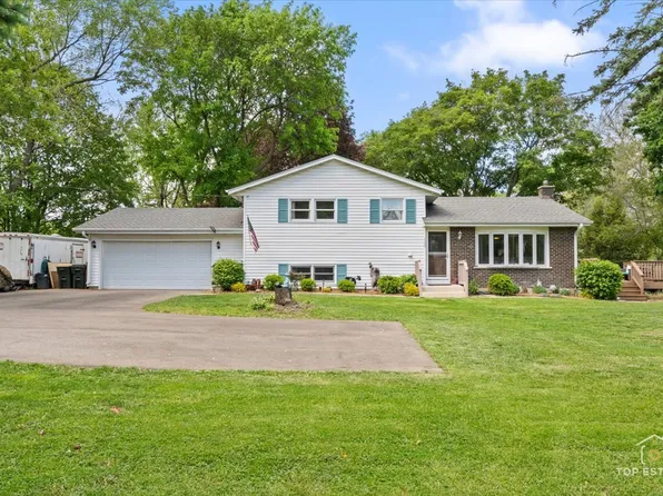 120 Three Oaks Rd, Cary, IL 60013