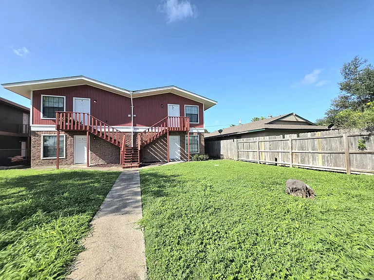 2421 Vine Ave #C — Photo 17