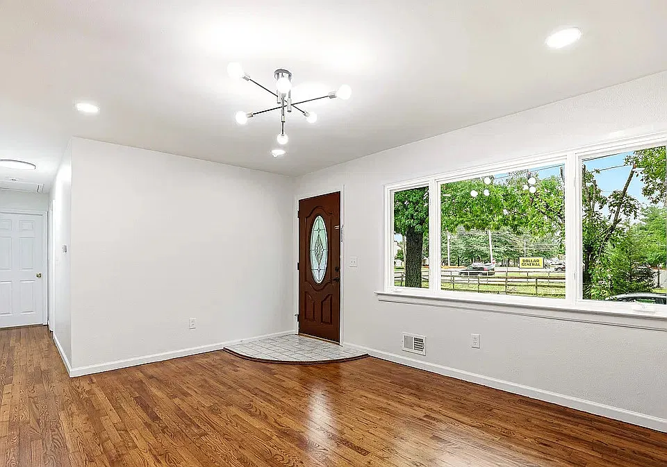 4 bed, 906 sqft, $2,850 — Photo 2