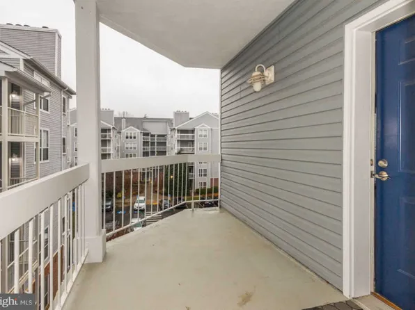 3178 Summit Square Dr Unit 3-D12, Oakton, VA 22124