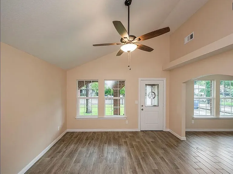 1115 S Waverly Dr — Photo 2