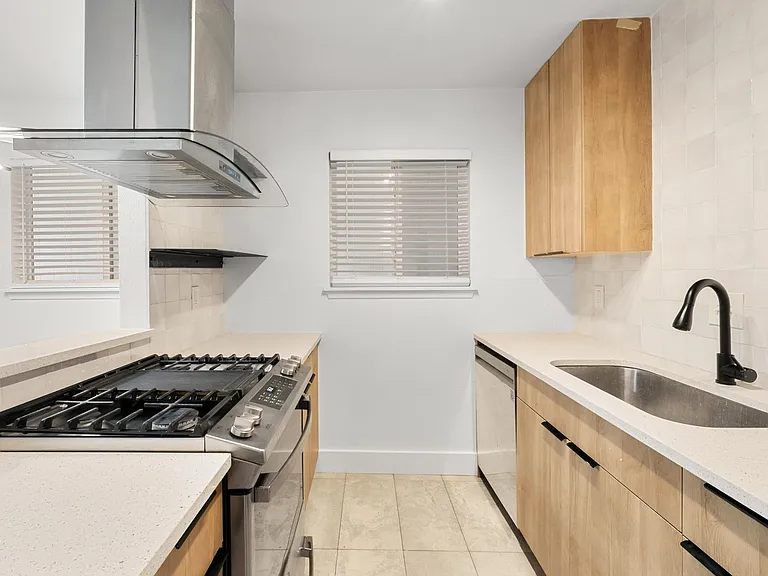 CrestHaus Apartments — Photo 40