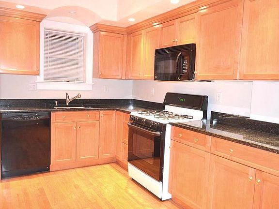 Upgraded Eat-in Kitchen