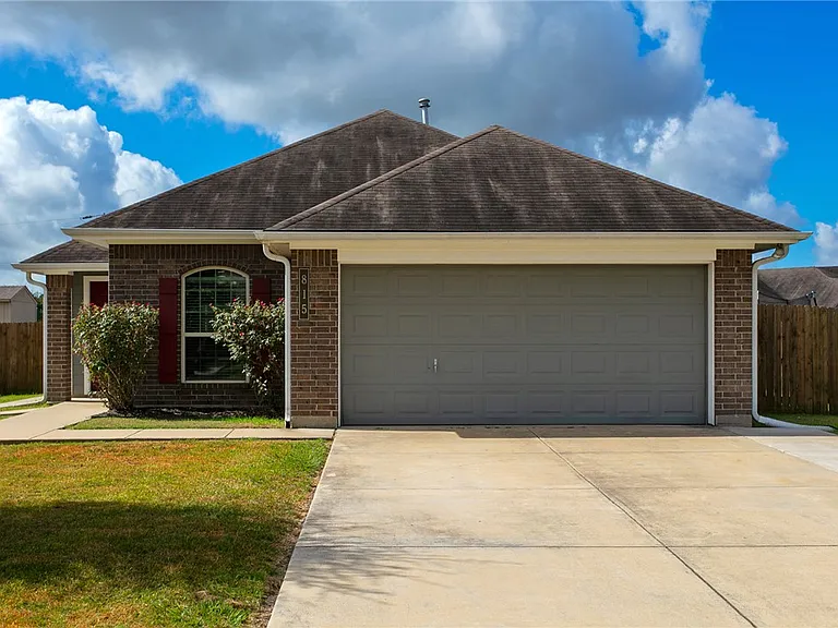 815 Heritage Dr — Photo 1