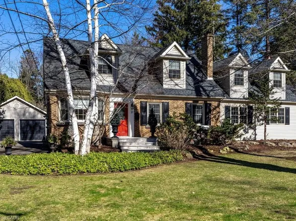 27 Lovers Ln, Hamilton, ON L9G 1G4