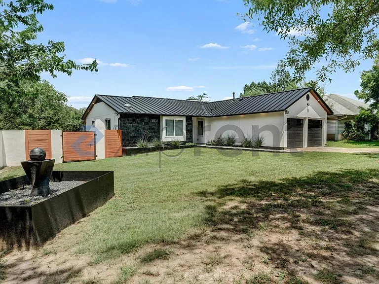 3600 Alexandria Dr — Photo 2