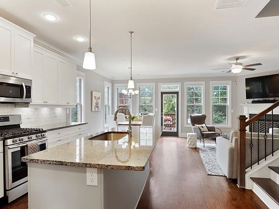 4th image of 1527 Cambridge Pl