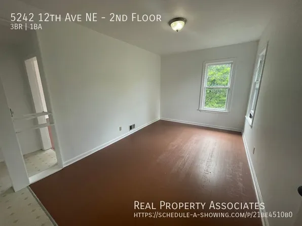 5242 12th Ave NE Floor 2, Seattle, WA 98105