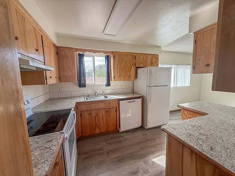 126 E Barker St — Photo 9