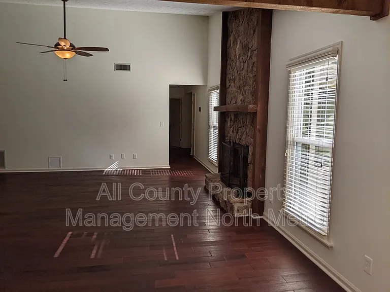 215 Broken Lance Pl — Photo 3