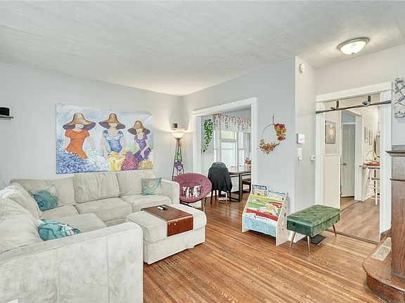 3rd image of 111 Rosewood Ter