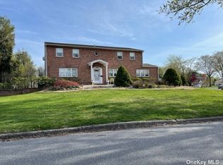 62 Steven Pl, Smithtown, NY 11787