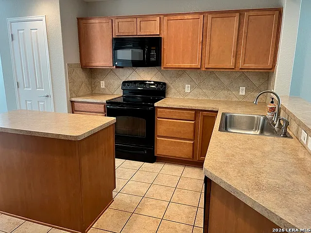 4 bed, 2.0 bath, 2076 sqft, $1,995 — Photo 2