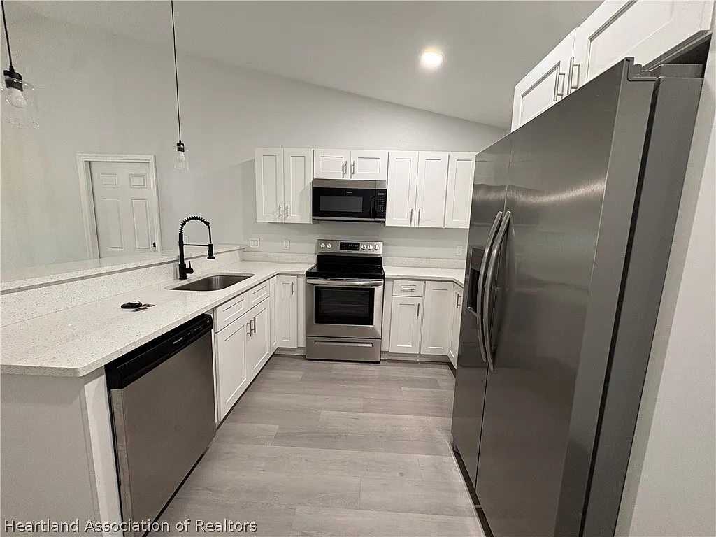 3 bed, 2.0 bath, 2736 sqft, $1,800 — Photo 4