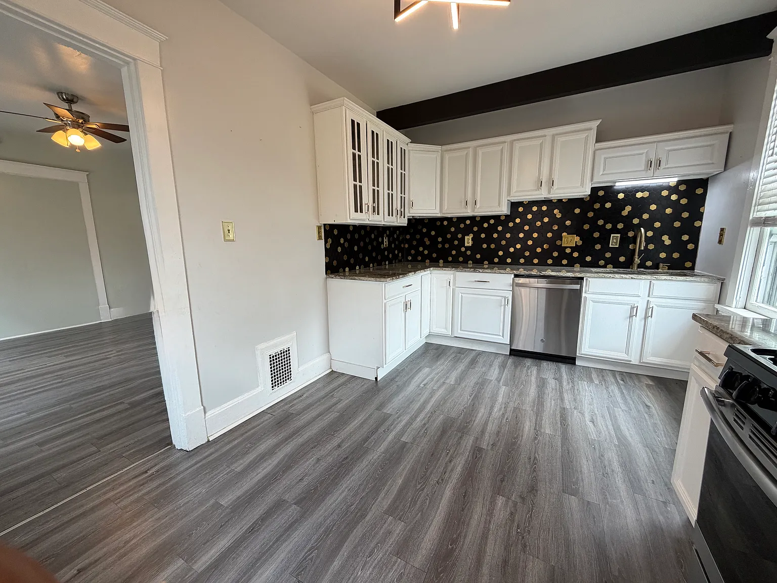 3722 Beekman St — Photo 2