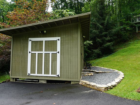 Shed 280 sq ft w/Barn Doors