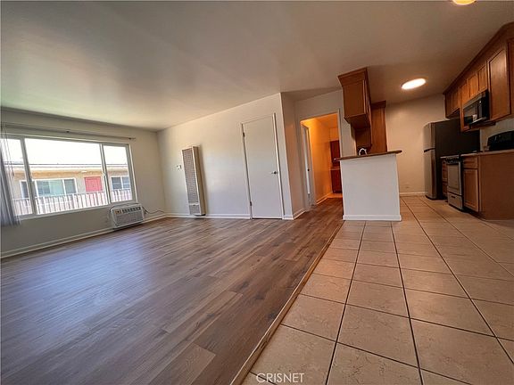 4th image of 20327 Saticoy St