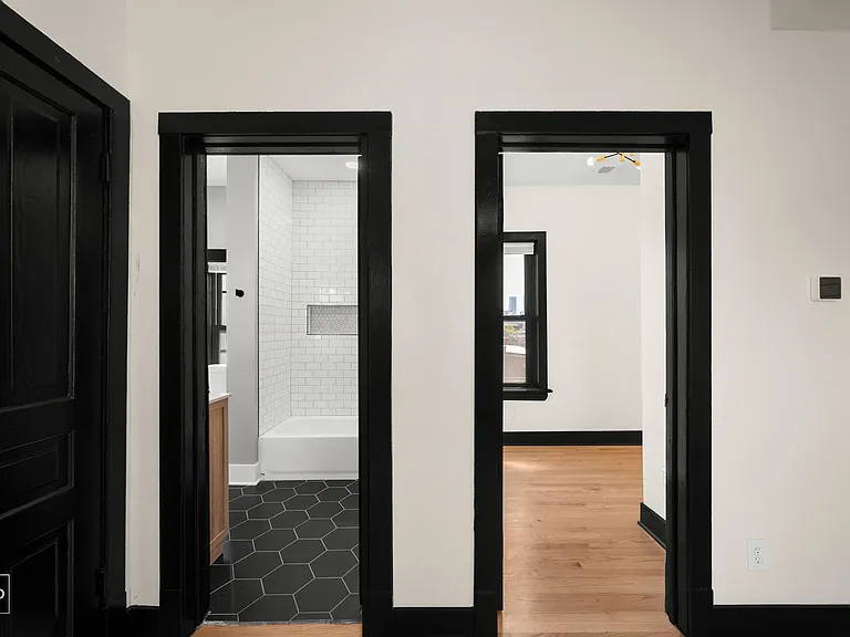 1481 W Erie St #4R — Photo 4