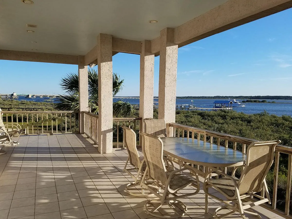 3 bed, 2.5 bath, 2328 sqft, $4,300 — Photo 1